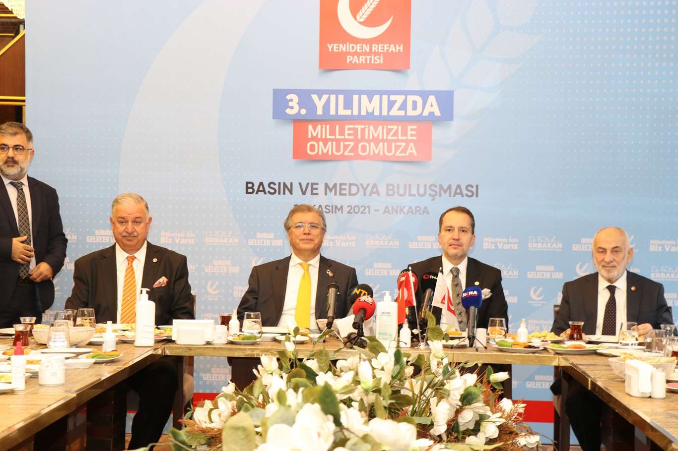 Yeniden Refah Partisi Genel Başkanı Erbakan basın mensuplarıyla bir araya geldi